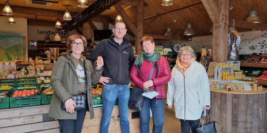 Karolien Hupkes en Wessel van Olst van de gelijknamige landwinkel samen met de twee Finse boerinnen