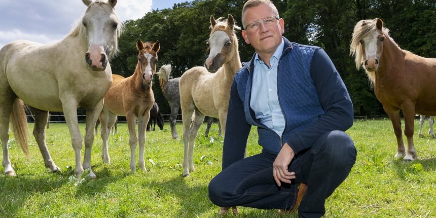 Harold Zoet in weiland met Welsh pony's BIJGESNEDEN VERKLEIND